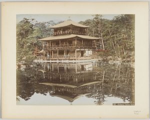 Zahrada Kinkakuji, Kyoto, Japonsko (ručně kolorovaná černobílá fotografie)