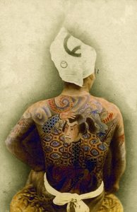 Muž s tradičním japonským tetováním Irezumi, cca 1880 (ručně kolorovaná fotoalba) od Japanese Photographer