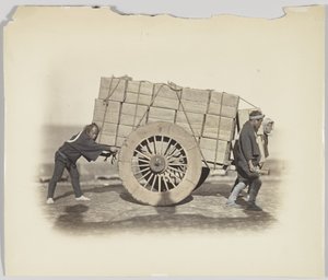 Muži táhnoucí vozík (ručně kolorovaná černobílá fotografie) od Japanese Photographer