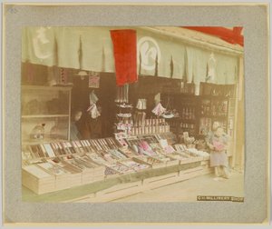 Millinery shop, Japonsko (ručně kolorovaná černobílá fotografie) od Japanese Photographer