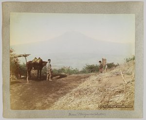 Mount Fuji z Otometoge, Japonsko (ručně kolorovaná černobílá fotografie) od Japanese Photographer