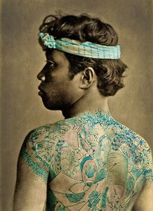 Portrét muže s tradičním japonským tetováním Irezumi, kolem roku 1880 (ručně kolorovaná fotoalba)