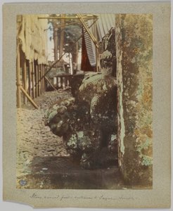 Do kamene vytesaný sloup u vchodu do Tōshō-gū, Nikko, Japonsko (ručně kolorovaná černobílá fotografie) od Japanese Photographer
