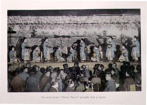Známý „třešňový tanec“, který se každoročně koná v Kjótu kolem roku 1880 (ručně barevný tisk na kartonu) od Japanese Photographer