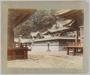 Tōshō-gū, Nikko, Japonsko (ručně kolorovaná černobílá fotografie) od Japanese Photographer