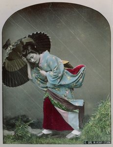 Mladá japonská dívka v dešti, cca 1900 (ručně kolorovaná fotografie) od Japanese Photographer