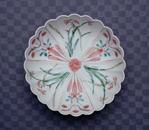 Mísa Arita ve tvaru chryzantémy, konec 17. století (smaltovaný porcelán)