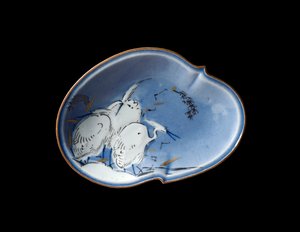 Arita Dish, cca 1730-40 (porcelán s podglazurní modrou a zlatou a stříbrnou přeglazurou)