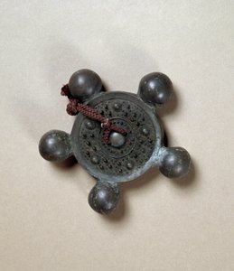 Bronzové zrcadlo s pěti malými koulemi, období Kofun (250-538) od Japanese School