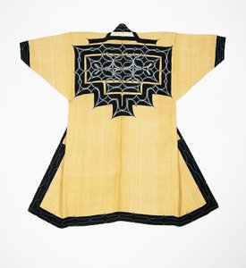 Slavnostní roucho (attush) populace Ainuů s tradičními motivy Ainu, výšivkou řetízkovým stehem, kůrou jilmu, vlnou a bavlnou od Japanese School