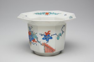 Šálek, konec 17.-začátek 18. století (Kakiemon, porcelán s přeglazovaným smaltem) od Japanese School