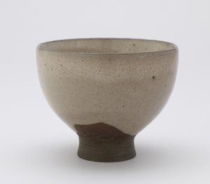 Inkyuzanská čajová mísa ve tvaru Goki, s vyraženou šifrou, Čajová mísa (gokijawan), c.1804-25 (kamenina s rýžově-slupkou-popelovou glazurou) od Japanese School