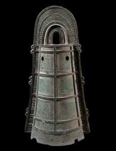 Japonské umění: Dotaku (bronzový zvon). Slunce. 0,8 m Civilizace Yayoi (300 př. n. l. – 300 n. l.) Paříž, Musee Guimet, Musee national des Arts Asians od Japanese School
