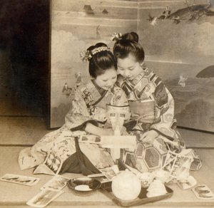 Japonské dívky používající stereoskopický prohlížeč se stereografickými kartami, 1899 od Japanese School