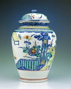 Dóza a víko zdobené smalty Kakiemon, cca 1680 (porcelán)