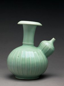 Kendi s lisovaným dekorem, pece v Aritě (porcelán)