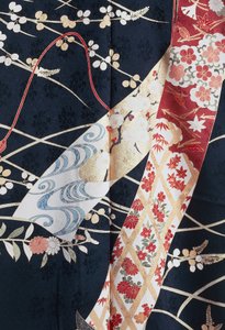 Kimono Furisode (vlnící rukávy), které nosí mladé neprovdané ženy při elegantních příležitostech a Maiko (studentka Gejša), Hedvábí s květinovými a rostlinnými motivy, plovoucí panely, detail, barvení Kaga-Yuzen, tkalcovny Tokamachi, japonská civilizace, 2 od Japanese School