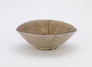 Kyoto ware individual Servírovací mísa ve tvaru ostřicového klobouku, zn. "Kiyomizu", Individuální servírovací mísa (mukozuke), konec 17. století (kamenina s železitým pigmentem pod průsvitnou bílou glazurou, opravy zlatého laku) od Japanese School