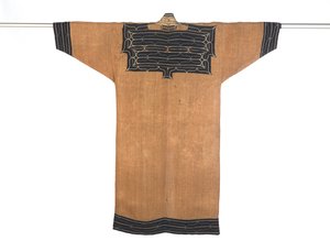 Mužský plášť, konec 19.-začátek 20. století (kůra jilmu s bavlněnou aplikací a hedvábnou výšivkou) od Japanese School
