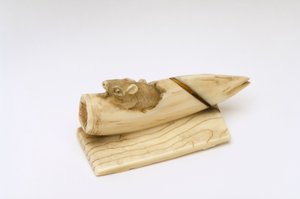 Netsuke z myši vynořující se z bambusového výhonku