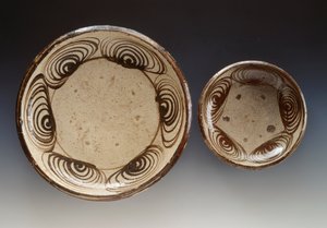 Talíře zdobené umanomezarou (kruhy se vzorem koňského oka), konec 18. století-začátek 19. století, smaltovaná kamenina, vyráběno v Setu, průměr 21,5 cm a 34,5 cm, japonská civilizace, období Edo od Japanese School