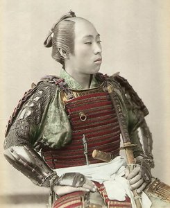 Portrét samuraje ze starého Japonska vyzbrojeného celotělovou zbrojí, 1890 (ručně kolorovaná fotoalba)