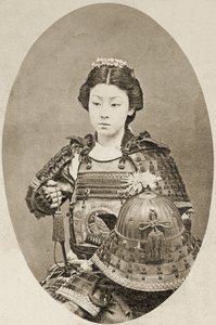 Portrét ženské bojovnice s květinami ve vlasech, kolem roku 1895