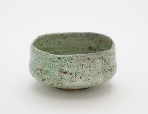 Čajová miska s falešnou pečetí Raku, neznámá dílna Raku ware od Japanese School