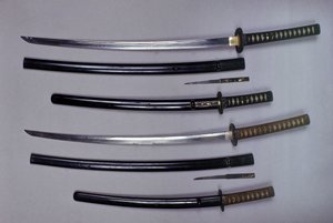 Nahoře: katana, japonský meč a jeho pochva, wakizashi, japonský krátký meč v pochvě, malá dýka Kokatawa je uložena ve stejné pochvě. všechny tři jsou z 18. století. spodní jsou ze 17. století. od Japanese School