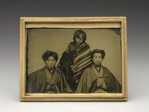 Bez názvu, c. 1875 (ambrotypie v původním kiri dřevěném pouzdře) od Japanese School
