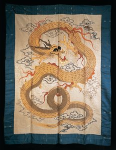 Nástěnný závěs vyšívaný svíjejícím se pozlaceným drakem mezi mraky, konec 19. století od Japanese School