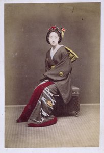Mladá dívka v kimonu, cca 1860-70 (ručně kolorovaná fotografie) od Japanese School