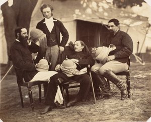 [Skupinový portrét v táboře generálního guvernéra, L-R: mjr. Walters, Vláda..., 1858-61. od Jean Baptiste Oscar Mallitte