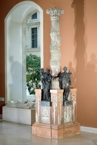 Památník srdce Anny, pána, tehdejšího prvního vévody z Montmorency (1493–1567), spojitelného s Francií, s alegoriemi Spravedlnosti, Míru a Hojnosti. Bronzová socha a bílý mramor od Jeana Bullanta (1515/1520-1578), Martina Leforta (známého v letech 1562 až 