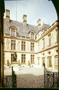 Pohled na nádvoří hotelu Carnavalet, postaveného kolem roku 1545