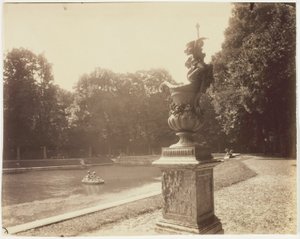 Versailles, Grand Trianon, (Olověná váza od Le Lorraina) od Jean Eugène Auguste Atget