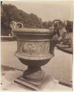 Versailles, váza od Ballin od Jean Eugène Auguste Atget