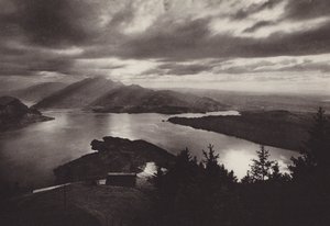 Rigi Kaltbad, večerní nálada s výhledem z kancléřství (čb foto) od Jean Gaberell