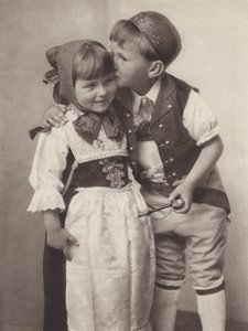 Švýcarsko: Appenzell, děti v národním kroji (č/b foto)