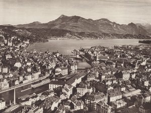 Švýcarsko: Lucern, z Gutsch, pohled směrem k jezeru a Rigi (č/b foto) od Jean Gaberell