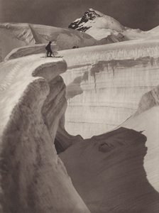 Švýcarsko: Jungfrau, ledovcový labyrint, Rottalhorn v pozadí (černobílá fotografie) od Jean Gaberell