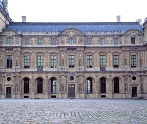 Čtvercové nádvoří Louvru, průčelí Louvru od Henriho II. (1546-1551), sochy Jeana Goujona (1510-1567) 1551 Paříž, Muzeum Louvre