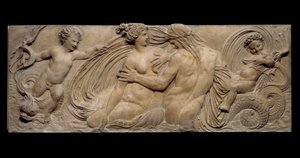 Nymfa a malý džin jezdí na mořském koni; Nymph a Triton obklopeni dvěma malými džiny. Nízká úleva. Kamenná socha od Jeana Goujona (1510-1567)