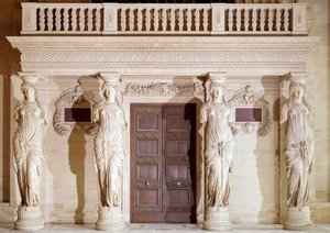 Renesanční architektura: balkon Cariatides. Kamenná socha od Jeana Goujona (1510-1567) Paříž 16. století, muzeum Louvre