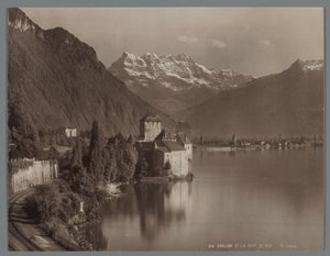 Hrad Chillon na Ženevském jezeře, v dálce Dents du Midi Chillon et la Dent du Midi (název na objektu) od Jean Henri Jullien