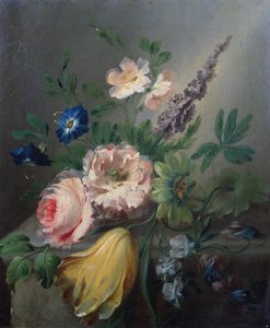 Zátiší z růží, mučenky, tulipán a další květiny na kamenné římse