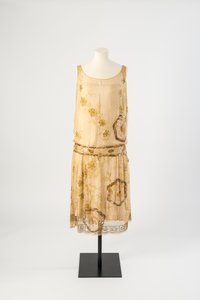 Žluté hedvábné šifonové večerní šaty vyšívané žlutým hedvábím, flitry, polnicemi a žlutými brilianty, cca 1926 (hedvábný šifon)