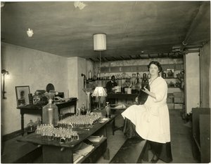 Ann Haviland, parfumér, kolem 1915-28 od Jessie Tarbox Beals