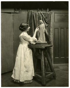 Bessie Potter Vonnoh, kolem 1905-40 (želatinová stříbrná fotografie) od Jessie Tarbox Beals
