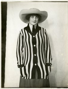 Blazer svetr a plstěný klobouk, Forsythe, cca 1905-18 (želatinová stříbrná fotografie) od Jessie Tarbox Beals